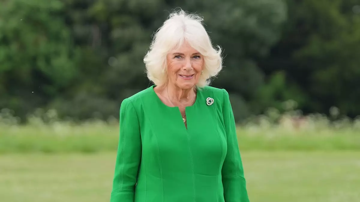 A Modern Royal Love: Camilla’s Playful Gesture Shines Through Tradition